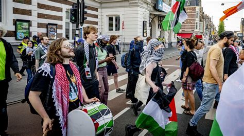 Terug van weggeweest: de keffiyeh, symbool van .